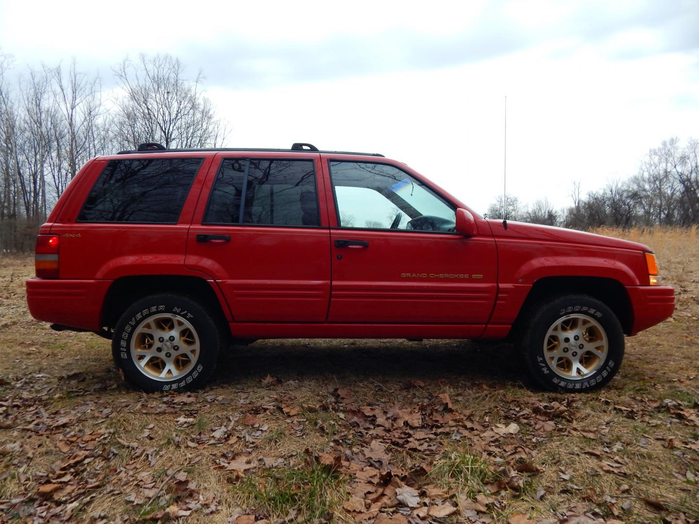 1996 RED /Tan Leather Jeep Grand Cherokee Limited 4WD (1J4GZ78Y6TC) with an 5.2L V8 OHV 16V engine, 4-Speed Automatic Overdrive transmission, located at 6528 Lower York Road, New Hope, PA, 18938, (215) 862-9555, 40.358707, -74.977882 - Here we have a 1996 Jeep Grand Cherokee with a 5.2L V8 putting power to a 4x4 automatic transmission. Options include: tan leather with wood trim, heat/AC, AM/FM/CD/TAPE radio, tilt steering wheel, cruise control, heated front seat, moon roof, power windows/locks/mirrors, roof rack, fog lights, tow - Photo#5